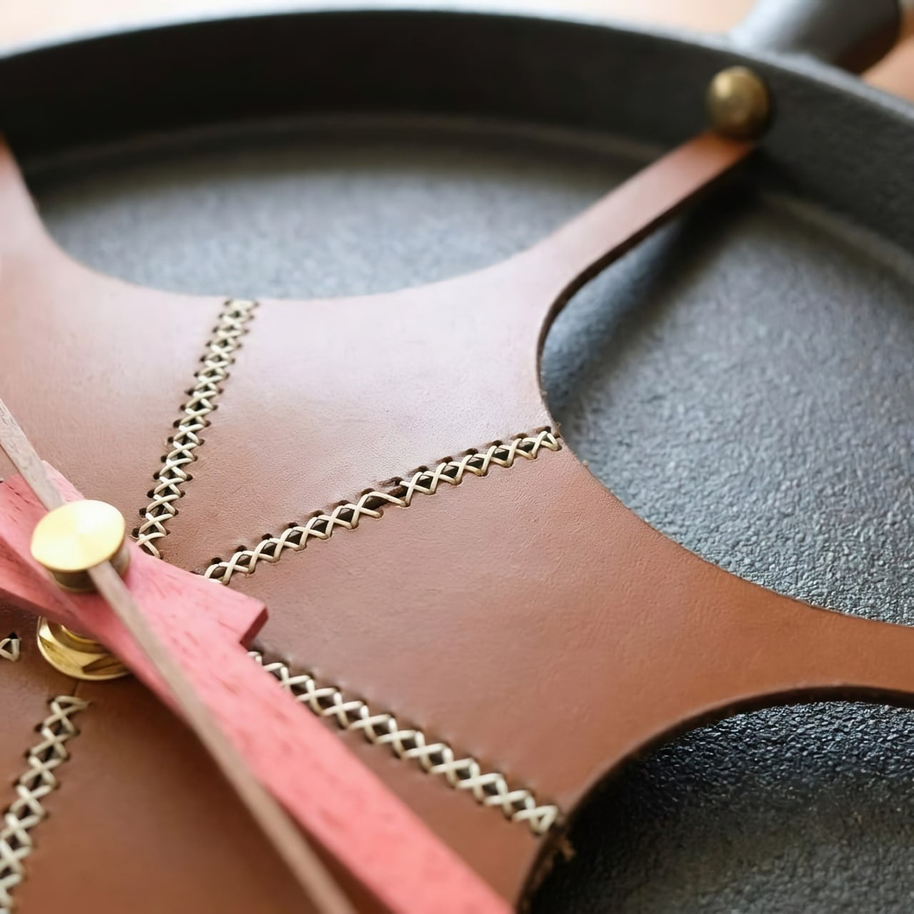 pan wall clock handle and hanging ring detail